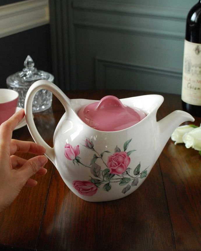 アンティーク 陶磁器の雑貨　アンティーク雑貨　英国ミッドウィンター社、スタイルクラフトシリーズのピンクのティーポット。お茶を入れるのにちょうど良い大きさです。(k-2825-z)