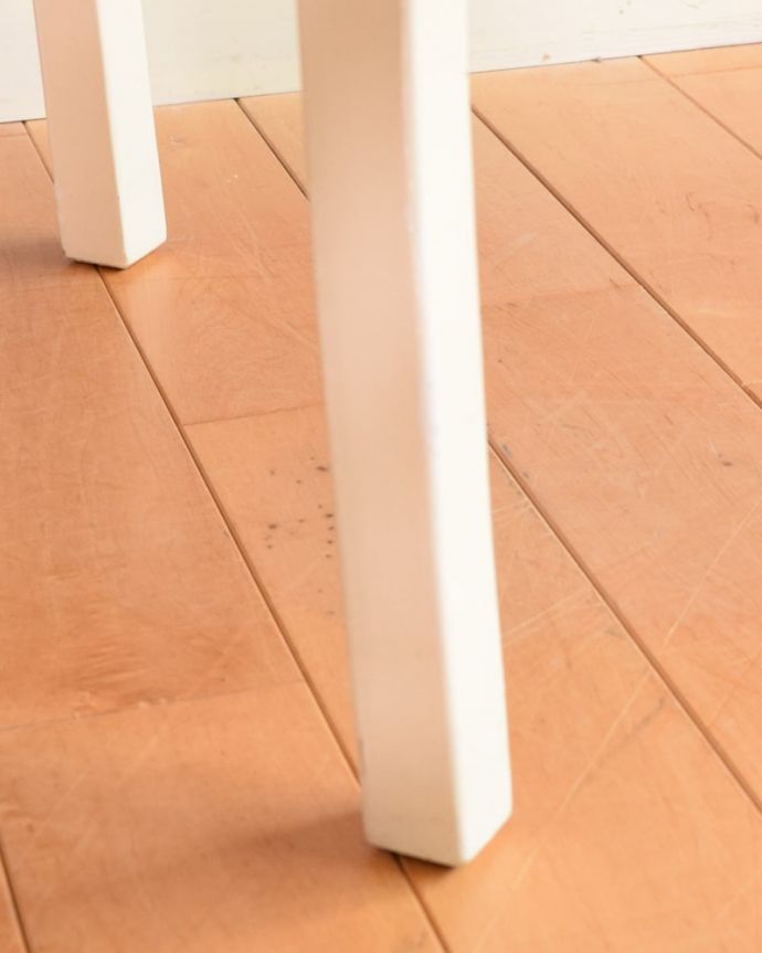 ロイドルーム　アンティーク家具　アンティーク ロイドルームテーブル　持ち上げなくても移動できます！Handleのアンティークは、脚の裏にフェルトキーパーをお付けしていますので、床を滑らせてれば移動が簡単です。(k-2826-f)