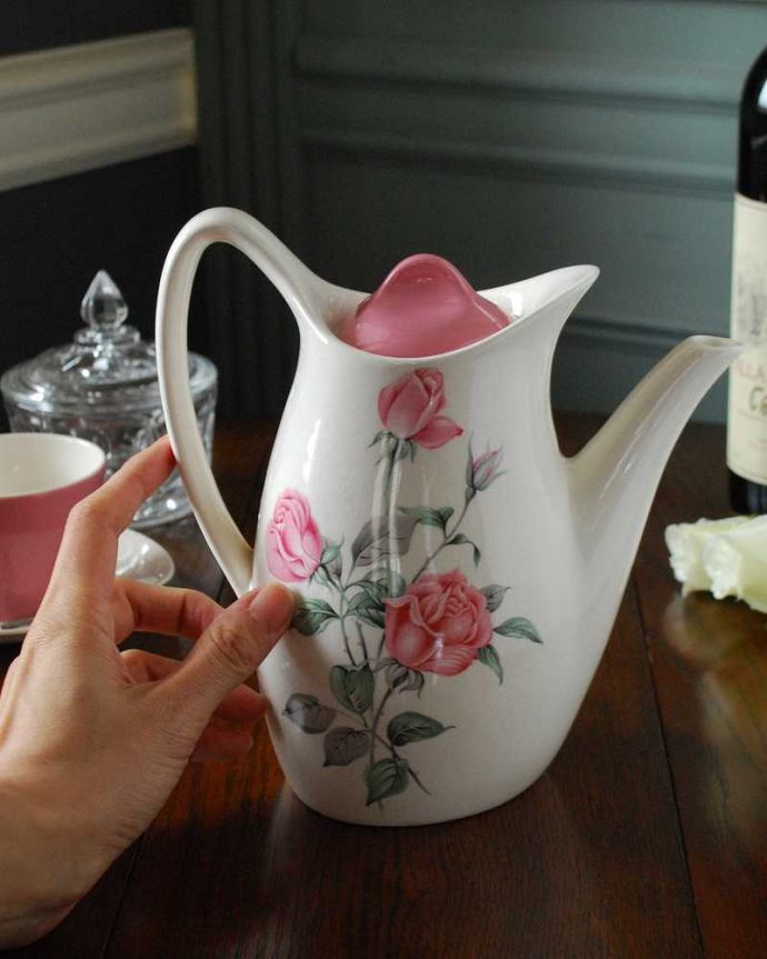 アンティーク 陶磁器の雑貨　アンティーク雑貨　イギリスのミッドウィンター社、スタイルクラフトシリーズのピンクのティーポット。お茶を入れるのにちょうど良い大きさです。(k-2826-z)