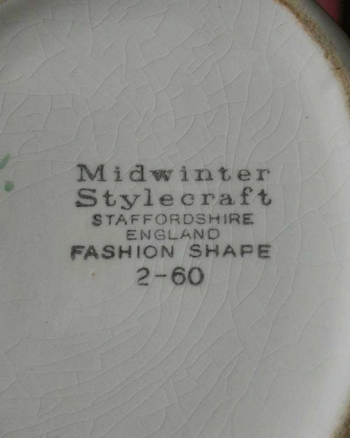 アンティーク 陶磁器の雑貨　アンティーク雑貨　イギリスのミッドウィンター社、スタイルクラフトシリーズのピンクのティーポット。裏側には品質の証製造メーカー保証の意味がこもった窯印、ポーセリンマークがあります。(k-2826-z)