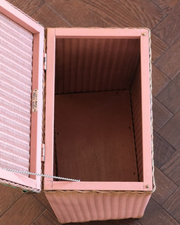 アンティーク｜ロイドルーム　アンティーク家具　アンティーク ランドリーボックス　フタを開くと･･･中はとってもキレイに仕上げたので、リビングで散らかっている本やクッションブランケットはもちろん、ゴミ箱としても使えます。(k-2829-f)