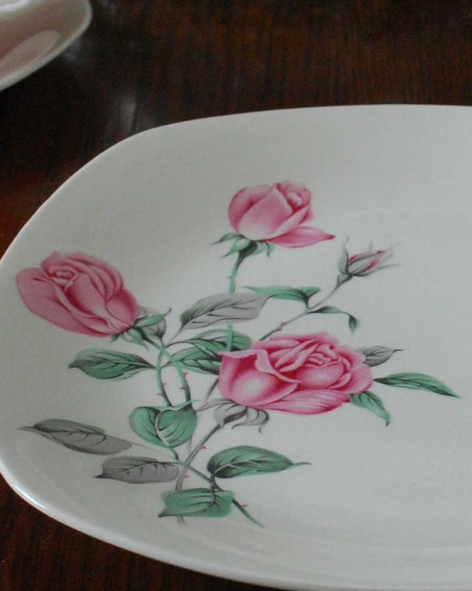 アンティーク 陶磁器の雑貨　アンティーク雑貨　イギリスで見つけたミッドウィンター・スタイルクラフトシリーズ、小さな薔薇プレート（小）。テーブルがパッと華やかに優しい色使いが素敵なプレートです。(k-2833-z)