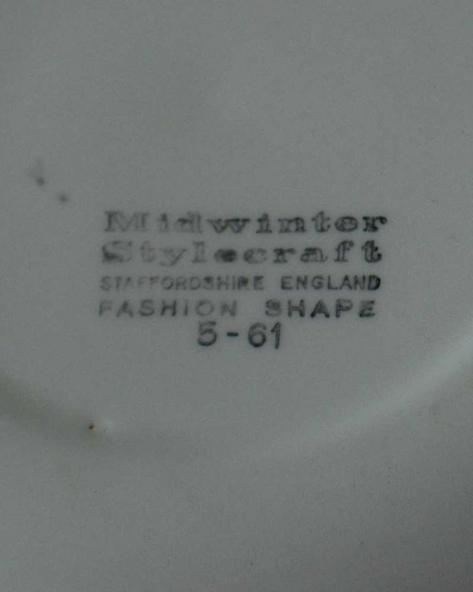 アンティーク 陶磁器の雑貨　アンティーク雑貨　イギリスで見つけたミッドウィンター・スタイルクラフトシリーズ、小さな薔薇プレート（小）。裏側には品質の証製造メーカー保証の意味がこもった窯印、ポーセリンマークがあります。(k-2833-z)