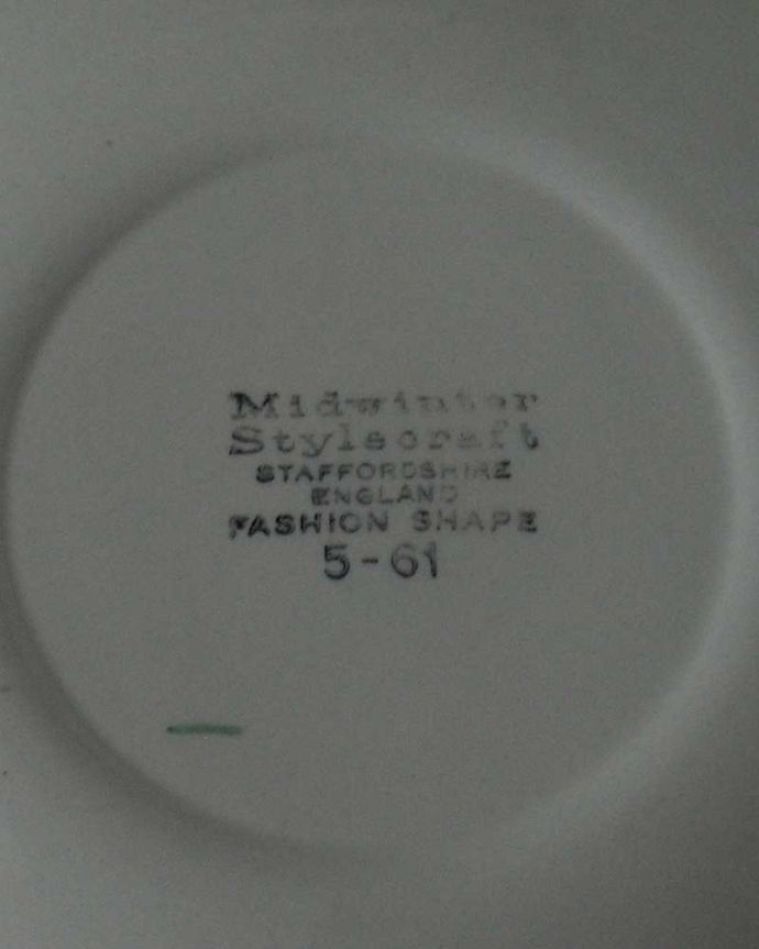 アンティーク 陶磁器の雑貨　アンティーク雑貨　イギリスで見つけたMID WINTER ミッドウィンター社のアンティークスープカップセット。裏側には品質の証製造メーカー保証の意味がこもった窯印、ポーセリンマークがあります。(k-2836-z)
