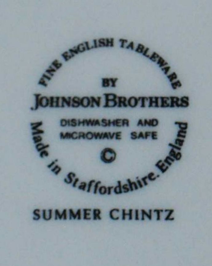 アンティーク 陶磁器の雑貨　アンティーク雑貨　お花柄が素敵なジョンソン・ブラザーズのアンティークプレート(24.5cm)。裏側には品質の証製造メーカー保証の意味がこもった窯印、ポーセリンマークがあります。(k-2843-z)