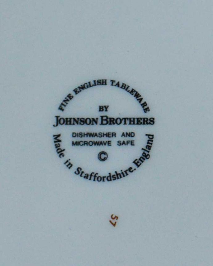 アンティーク 陶磁器の雑貨　アンティーク雑貨　お花柄が素敵なジョンソン・ブラザーズのアンティークプレート(22cm)。裏側には品質の証製造メーカー保証の意味がこもった窯印、ポーセリンマークがあります。(k-2844-z)