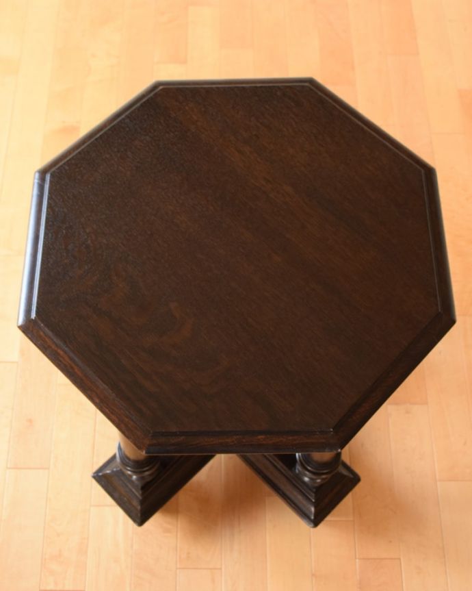 アンティークのテーブル　アンティーク家具　アンティーク オケージョナルテーブル　上から見ると･･･こんな形のテーブルです。(k-2850-f)