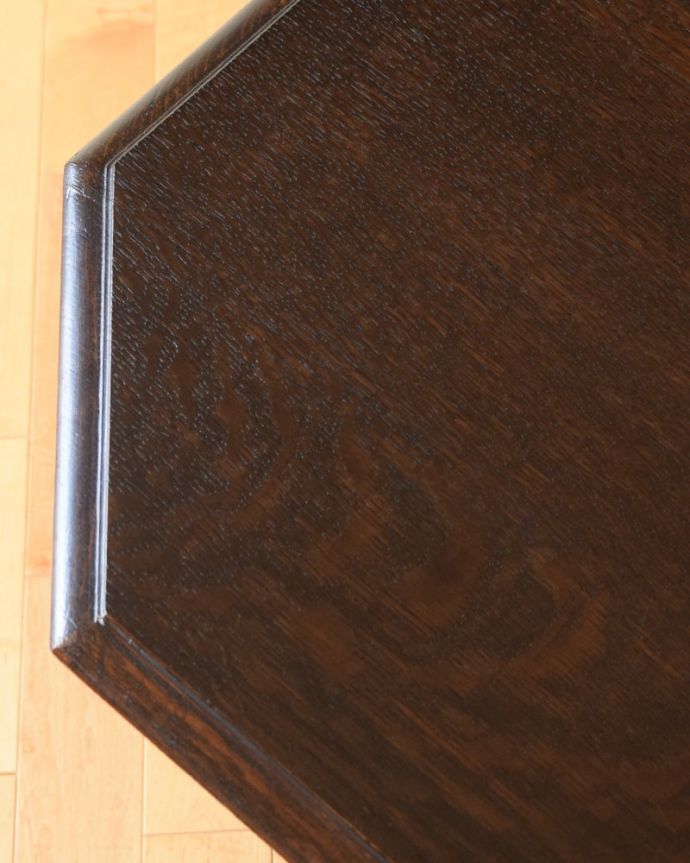 アンティークのテーブル　アンティーク家具　アンティーク オケージョナルテーブル　近づいてみると…木目もキレイな天板。(k-2850-f)