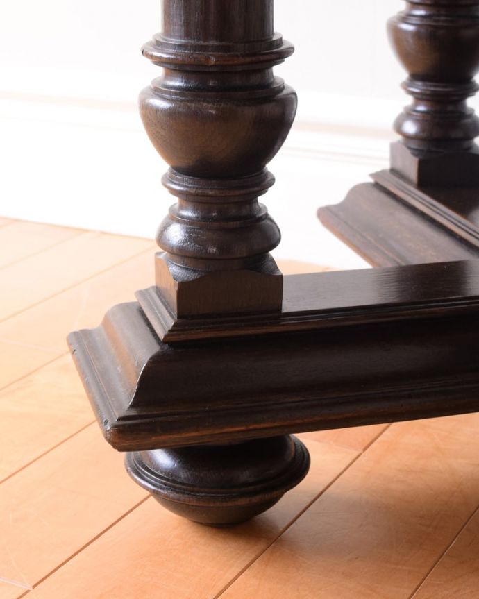 アンティークのテーブル　アンティーク家具　アンティーク オケージョナルテーブル　移動もラクラクHandleのアンティークは、脚の裏にフェルトキーパーをお付けしていますので、床を滑らせてれば移動が簡単です。(k-2850-f)