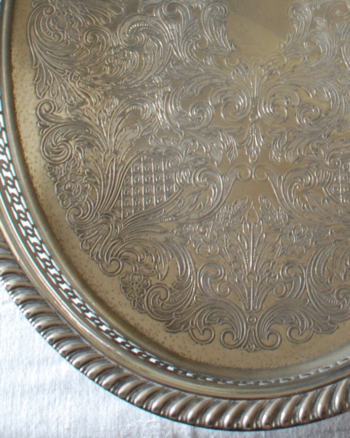 アンティーク シルバー製　アンティーク雑貨　英国輸入の銀アイテム、贅沢なアンティークシルバーの輝き（シルバープレートのサルヴァ）。縁にも細かい装飾が…置くだけで優雅で特別なテーブルコーディネートが完成です！。(k-2850-z)