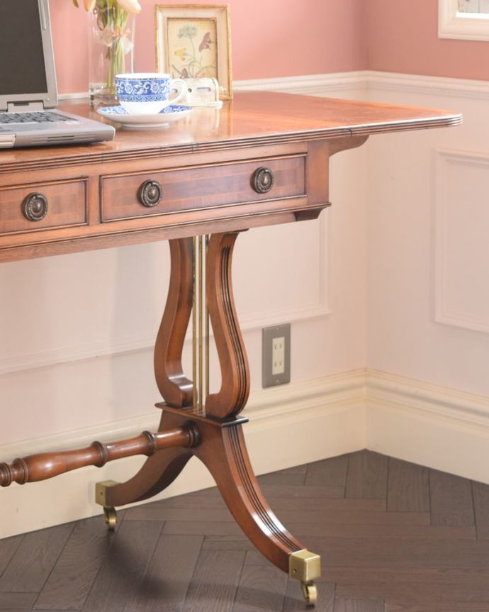 アンティークのテーブル　アンティーク家具　英国のアンティーク家具、伸張式のバタフライテーブル（デスク）。英国アンティークらしい優雅な姿にうっとりアンティークらしいデザインの美しさ。(k-2855-f)