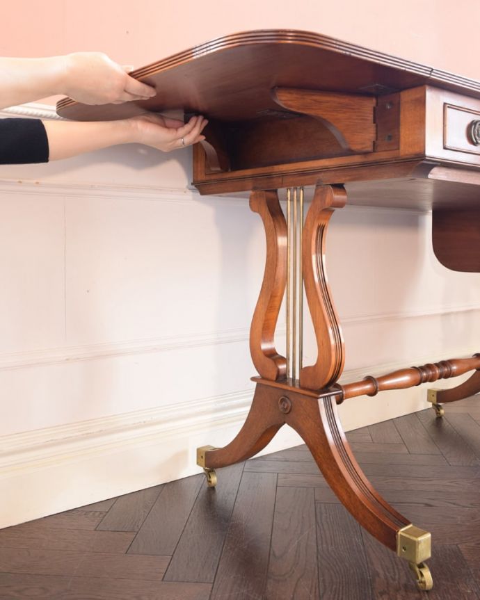 アンティークのテーブル　アンティーク家具　英国のアンティーク家具、伸張式のバタフライテーブル（デスク）。あっという間にサイズ変更OK！天板を持ち上げてバーを出すだけで、簡単にサイズが変えれます。(k-2855-f)