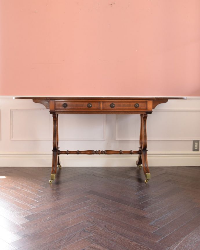 アンティークのテーブル　アンティーク家具　英国のアンティーク家具、伸張式のバタフライテーブル（デスク）。両方開いて広々と左右のリーフを開けばゆったりサイズ。(k-2855-f)