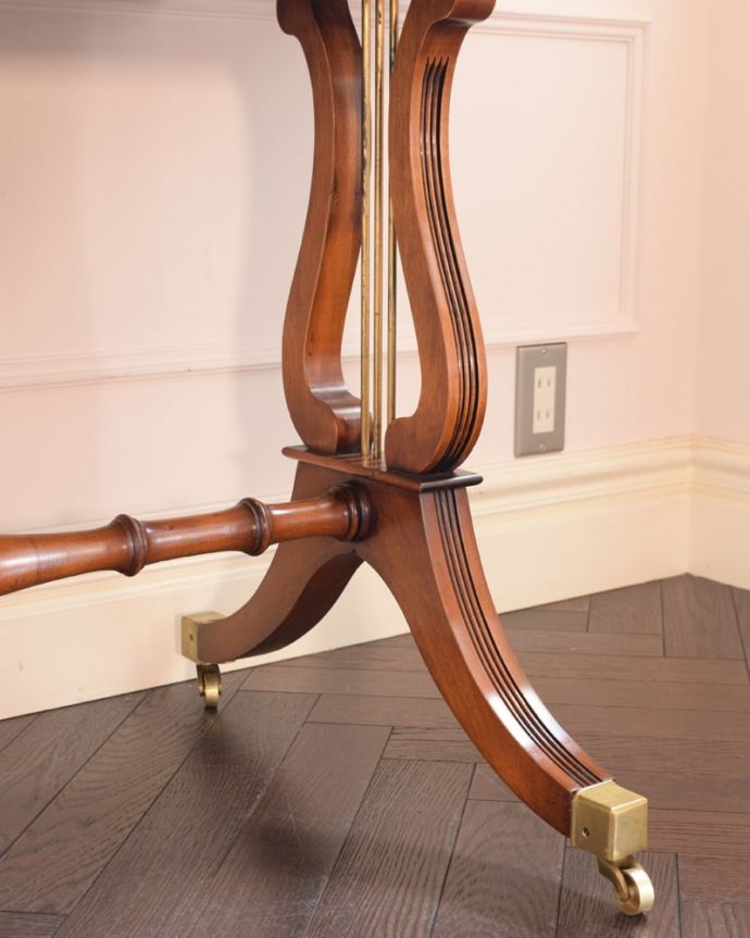 アンティークのテーブル　アンティーク家具　英国のアンティーク家具、伸張式のバタフライテーブル（デスク）。女性1人でラクラク運べちゃうんですキャスター付きの脚。(k-2855-f)
