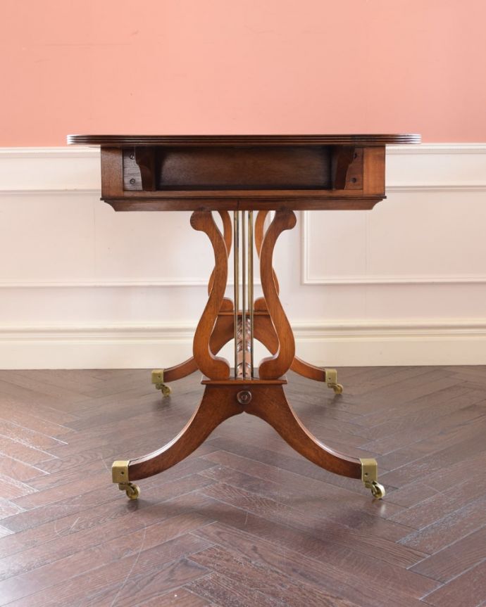 アンティークのテーブル　アンティーク家具　英国のアンティーク家具、伸張式のバタフライテーブル（デスク）。横から見てもステキ脚元のデザインは、横から見ると、より美しさが分かります。(k-2855-f)