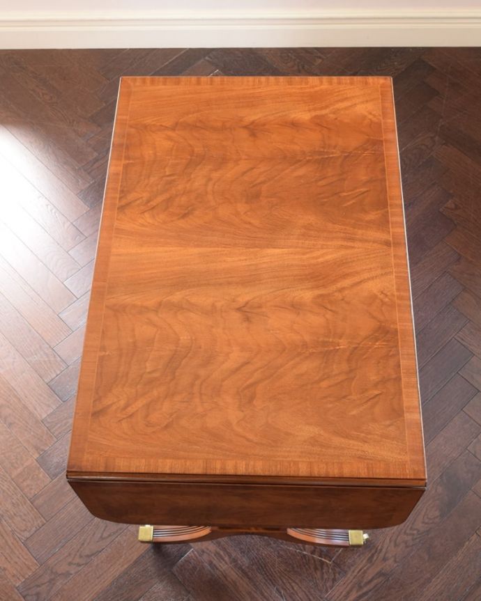 アンティークのテーブル　アンティーク家具　英国のアンティーク家具、伸張式のバタフライテーブル（デスク）。畳むとこんなにスリムなサイズリーフを開く前はこんな形です。(k-2855-f)
