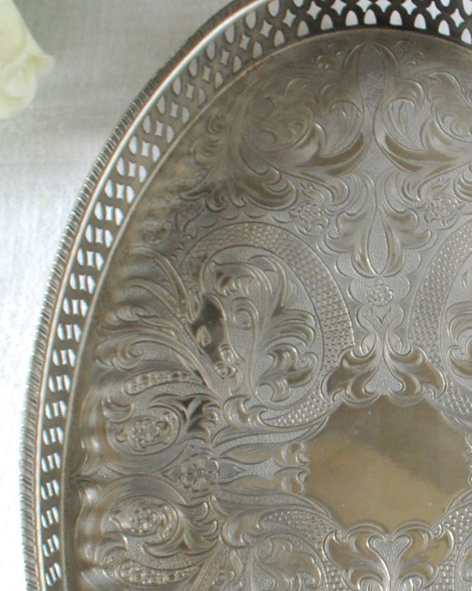アンティーク シルバー製　アンティーク雑貨　イギリス輸入のアンティーク銀雑貨、ピアスドカービングが美しい本格派のシルバートレイ。オトナの輝きを放つアンティークのサルヴァ全体に美しいエングレーヴィング（彫金）が施されているアンティークのサルヴァ。(k-2855-z)
