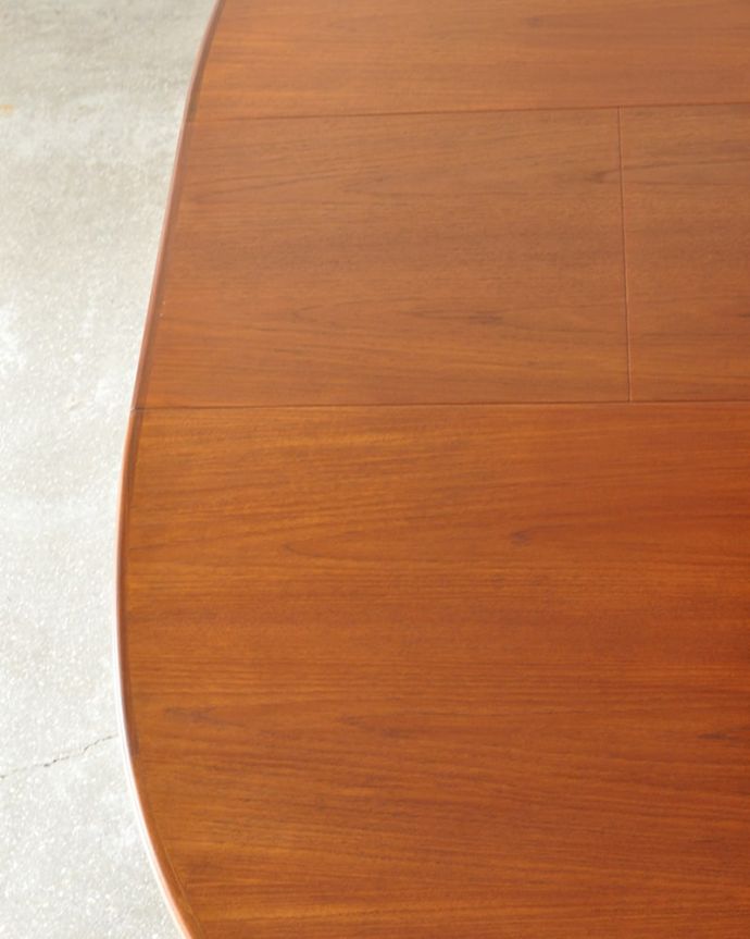 G-PLAN(Gプラン)　アンティーク家具　G-PLANの伸張式テーブル、北欧スタイルのお洒落なエクステンションテーブル（ホエールレッグ）。シンプルな木目がカッコイイ天板を近くで見てみるとこんな感じです。(k-2857-f)