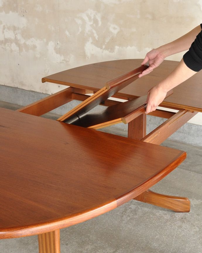 G-PLAN(Gプラン)　アンティーク家具　G-PLANの伸張式テーブル、北欧スタイルのお洒落なエクステンションテーブル（ホエールレッグ）。あっという間にサイズ変更OK！天板の真ん中から新しい天板が出てきます。(k-2857-f)