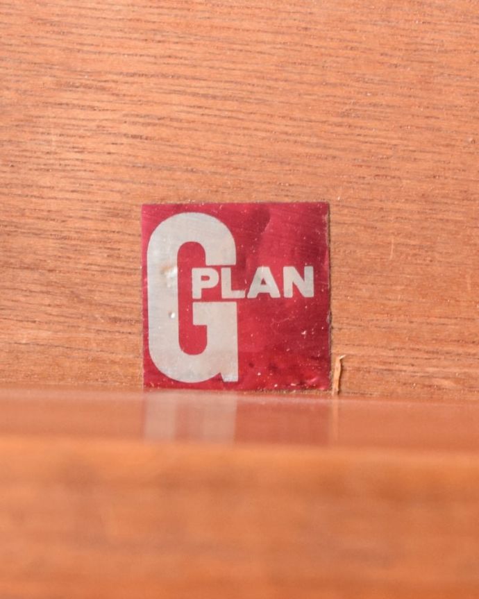 G-PLAN(Gプラン)　アンティーク家具　北欧スタイルのビンテージ家具、G-PLANのフレスコキャビネット。安心の証1965～80年くらいまで使われいたレッドラベルが残っていました。(k-2858-f)