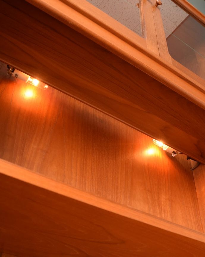 G-PLAN(Gプラン)　アンティーク家具　北欧スタイルのビンテージ家具、G-PLANのフレスコキャビネット。電球が付いています電気を付けると夜も雰囲気たっぷりです。(k-2858-f)