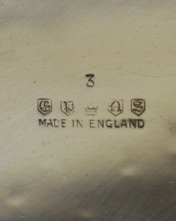 アンティーク シルバー製　アンティーク雑貨　上品な輝きを放つアンティークシルバーのプレート（トレイ）。裏側には品質の証刻印が彫ってあります。(k-2858-z)