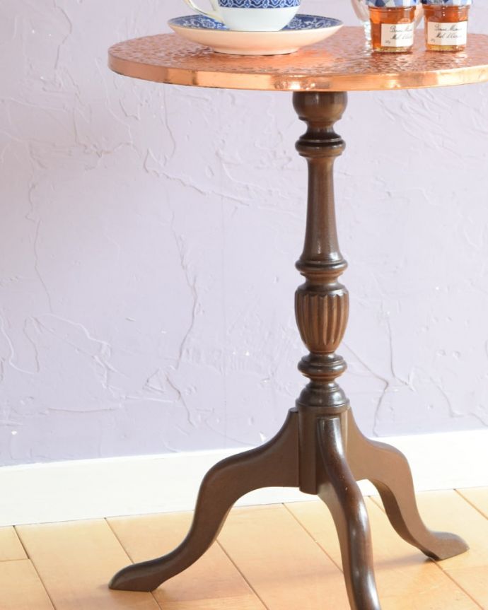 アンティークのテーブル　アンティーク家具　アンティーク ティーテーブル　小さくてもアンティークの気品タップリ。(k-2859-f)