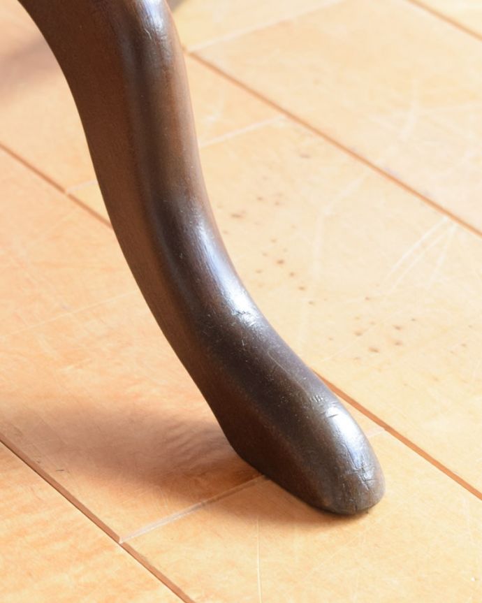 アンティークのテーブル　アンティーク家具　アンティーク ティーテーブル　Handleの家具の脚の裏には･･･床にキズが付かないよう脚の裏にフェルトキーパーを付けてお届けしています。(k-2859-f)