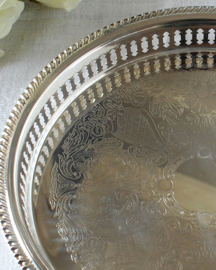 アンティーク シルバー製　アンティーク雑貨　英国の銀アイテム、アンティークシルバープレートの小さなギャラリートレイ。テーブルがパッと華やかにみんなに見せるために作られたシルバーのアイテムは、まずは見た目重視。(k-2859-z)