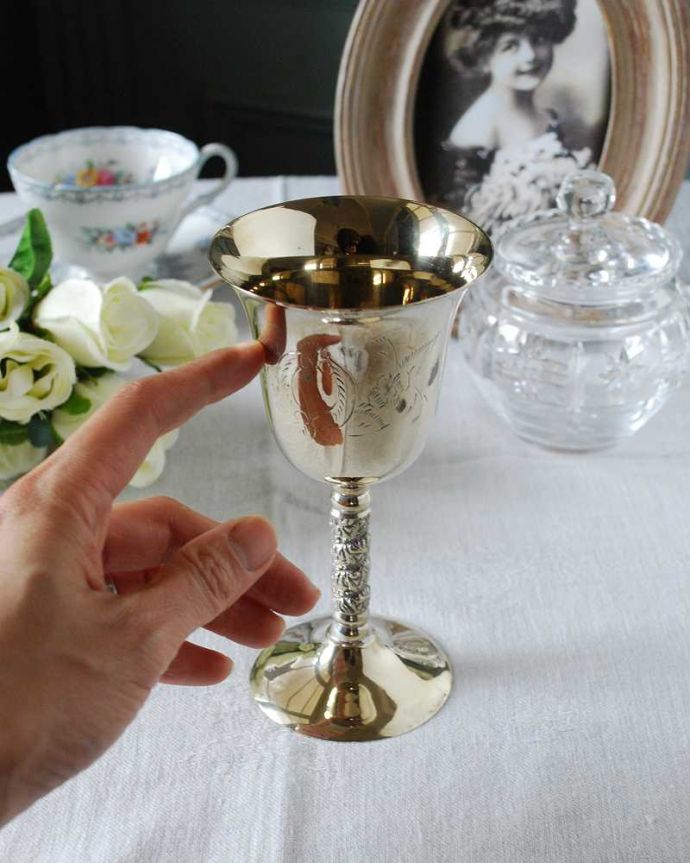 アンティーク シルバー製　アンティーク雑貨　英国アンティークの銀食器、アンティークシルバーのワインカップ（テーブルグラス）。可愛いミニサイズ大きさはコレくらい。(k-2865-z)