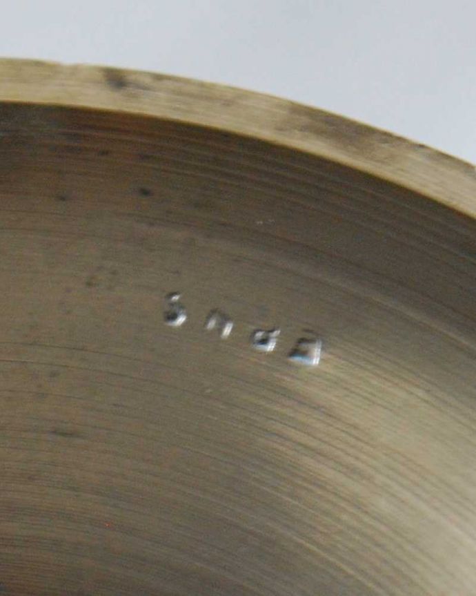 アンティーク シルバー製　アンティーク雑貨　英国アンティークの銀食器、アンティークシルバーのワインカップ（テーブルグラス）。底に調印が残っていました。(k-2865-z)