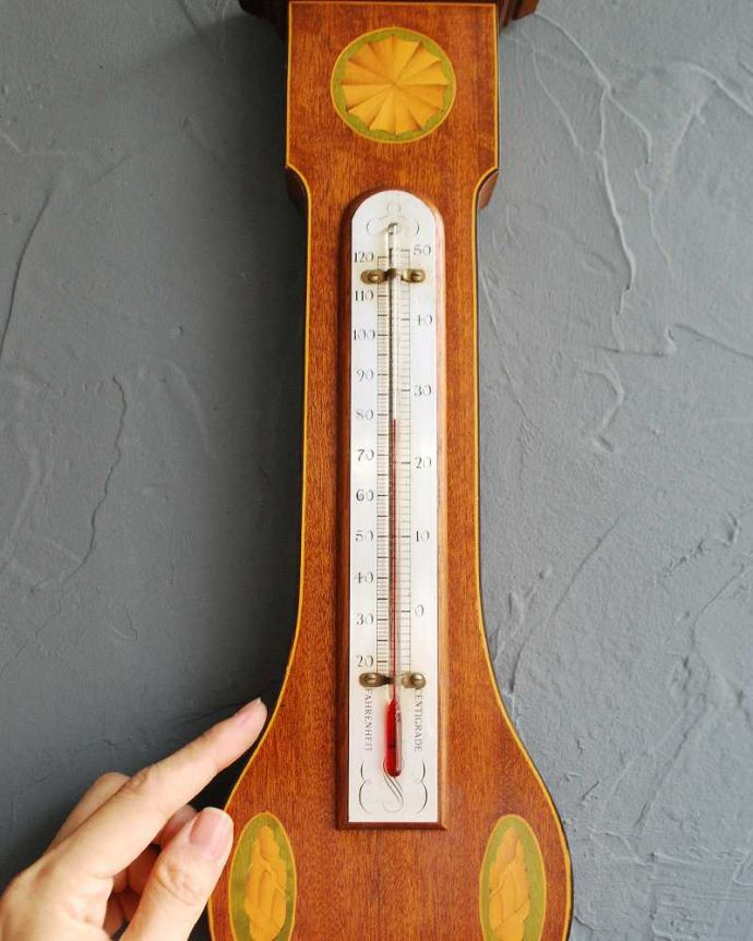 アンティーク その他の雑貨　アンティーク雑貨　イギリスで見つけた木製のアンティークハイグロメーター（温湿時計）。アンティークらしい独特のデザインアンティークなので多少のキズ・汚れがある場合があります。(k-2888-z)