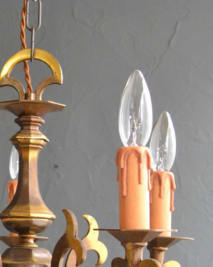 シャンデリア　照明・ライティング　フランスで見つけた真鍮製シャンデリア（5灯）（Ｅ17シャンデリア球付）。。(k-2901-z)
