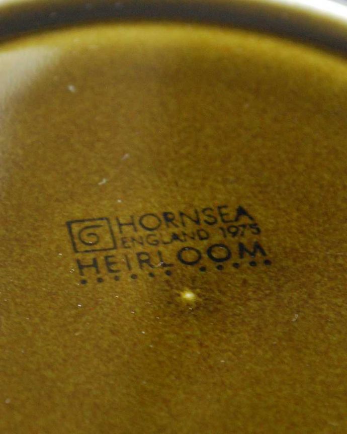 Hornsea（ホーンジー）　アンティーク雑貨　ホーンジーのアンティークのカップ＆ソーサートリオ、レイクランドグリーン 。裏側には品質の証製造メーカー保証の意味がこもった窯印、ポーセリンマークがあります。(k-2904-z)