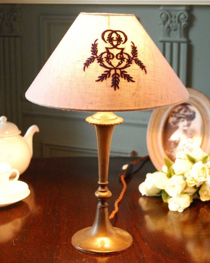 世界的に有名な 古びたマドレーヌ金型シェードのテーブルランプ 菊型 