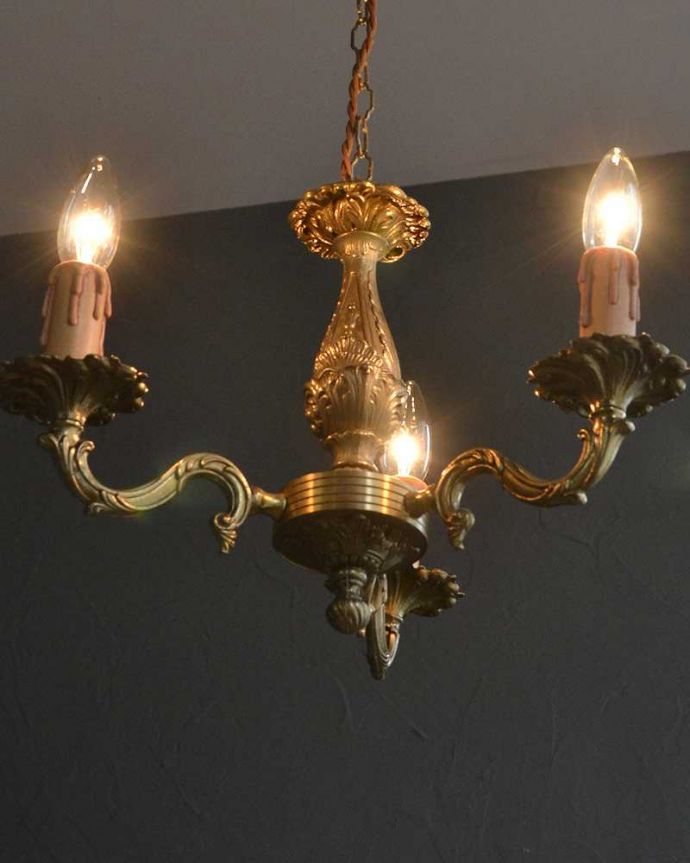 シャンデリア　照明・ライティング　エレガントな真鍮アンティークシャンデリア（3灯）（Ｅ17シャンデリア球付）。。(k-2913-z)