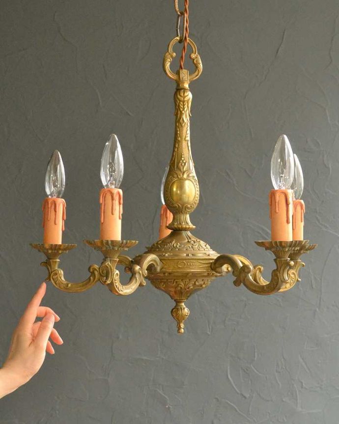シャンデリア　照明・ライティング　装飾の美しい華やかな真鍮製アンティークシャンデリア（5灯）（Ｅ17シャンデリア球付）。。(k-2916-z)
