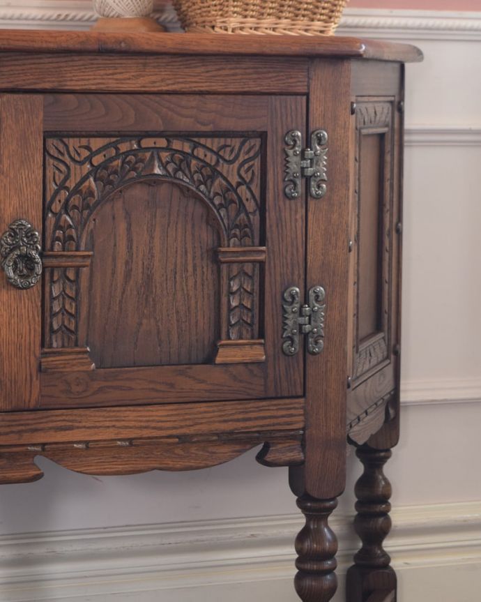 アンティークのサイドボード、彫りが美しい扉が付いているコンソールテーブル