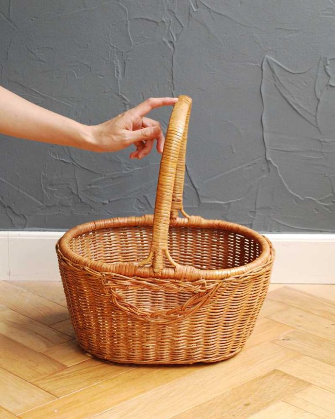 アンティーク その他の雑貨　アンティーク雑貨　イギリスで見つけた編み方がお洒落なアンティークバスケット。持ち手を腕にかけて持つためのデザイン深いバルーンの形をしたバスケットは持ち手を腕に引っ掛けて持つため用のデザインです。(k-2919-z)