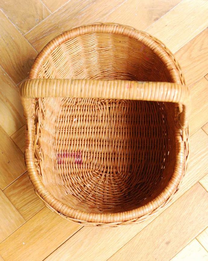 アンティーク その他の雑貨　アンティーク雑貨　イギリスで見つけた編み方がお洒落なアンティークバスケット。中を見てみると･･･アンティークなので多少のキズ・汚れがある場合があります。(k-2919-z)