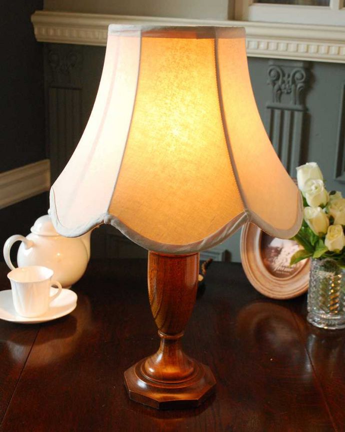 スタンドライト　照明・ライティング　イギリスで見つけた木目のきれいな木製スタンドのアンティークテーブルランプ（E17シャンデリア球付）。。(k-2932-z)