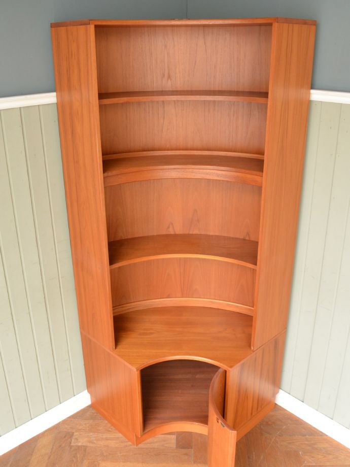 アンティークのキャビネット　アンティーク家具　G-planのフレスコのコーナーキャビネット、北欧スタイルのヴィンテージ家具　飾り棚はしっかり修復しました。(k-2941-f)
