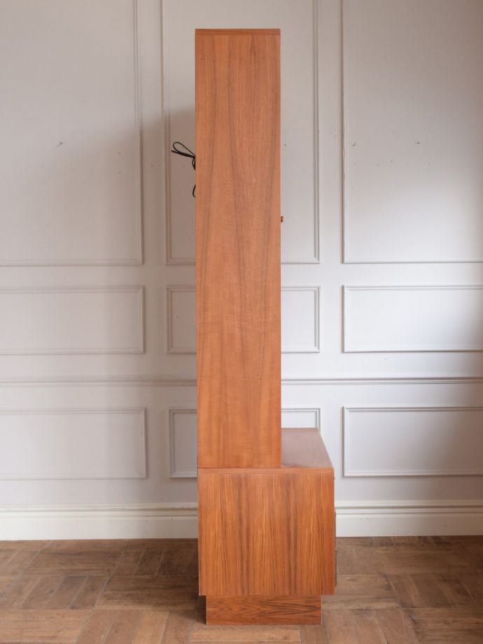 アンティークのキャビネット　アンティーク家具　サイドボード(背の一番高いver/Ｇプラン)　　フレスコ　横から見てもスッキリどこから見てもスッキリとしてステキなヴィンテージ。(k-2943-f)
