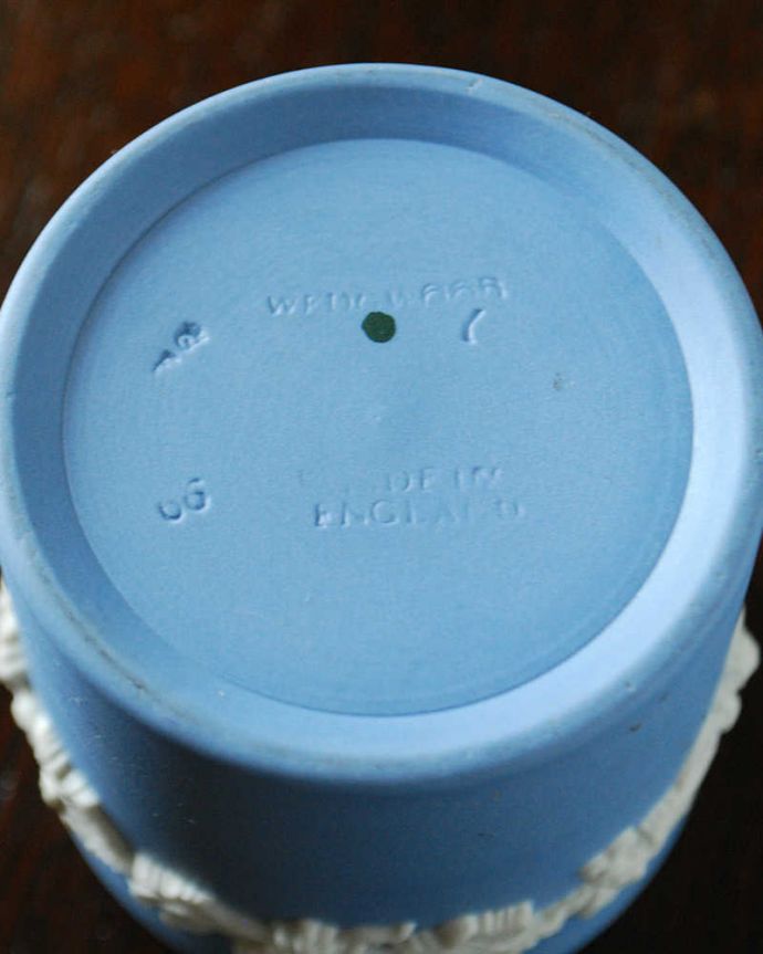 アンティーク 陶磁器の雑貨　アンティーク雑貨　縁どりのレリーフが美しいジャスパーウェアのアンティークポット（フラワーベース）。裏側には品質の証ひっくり返して見ると、ウェッジウッドのマークを見つけることが出来ます。(k-2943-z)