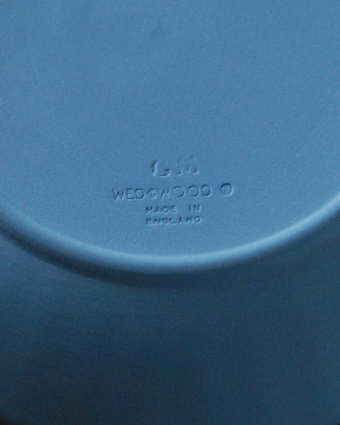 アンティーク 陶磁器の雑貨　アンティーク雑貨　ウェッジウッドの小さいアンティークトレイ（Wedgwood） 、ジャスパーウェアプレート。裏側には品質の証ひっくり返して見ると、ウェッジウッドのマークを見つけることが出来ます。(k-2946-z)