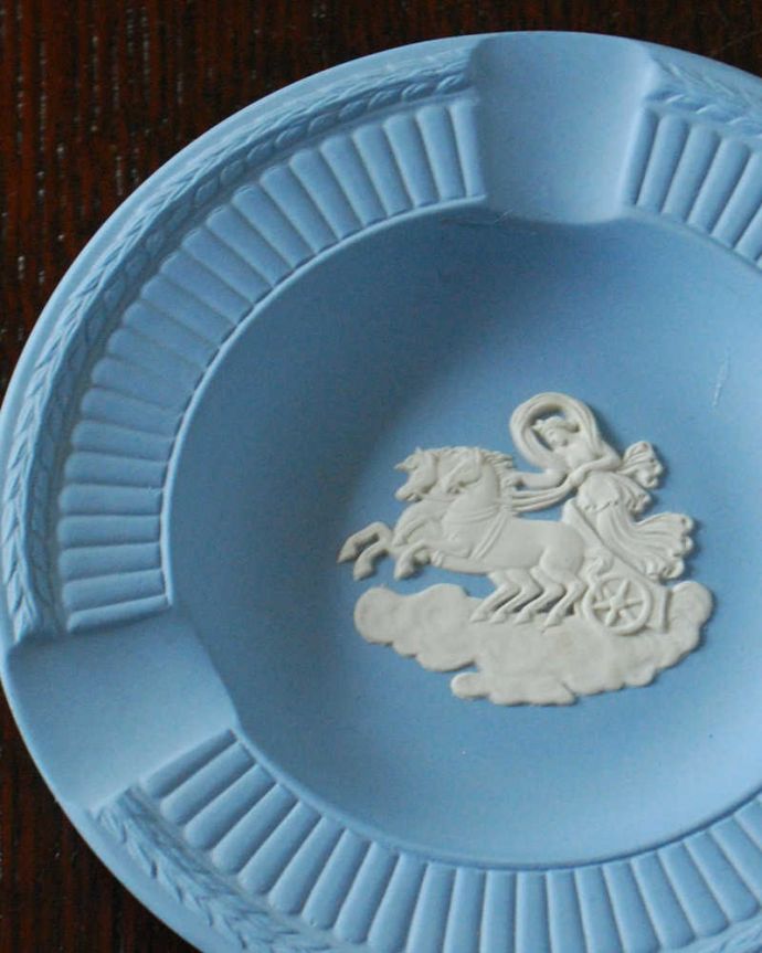 アンティーク 陶磁器の雑貨　アンティーク雑貨　アンティークジャスパーウェアのアシュトレイ、灰皿（ペールブルー） 。古代美術がモチーフになっている模様ぷっくりと浮かび上がる白い模様は、古代ギリシャ・ローマ美術の装飾をモチーフにした繊細で優雅なデザインです。(k-2947-z)