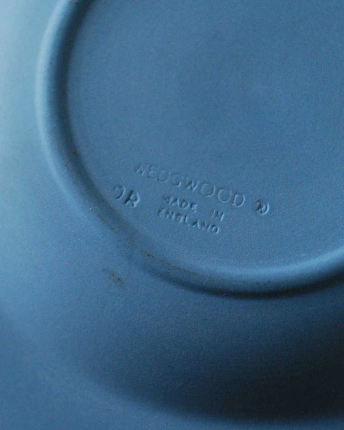 アンティーク 陶磁器の雑貨　アンティーク雑貨　アンティークジャスパーウェアのアシュトレイ、灰皿（ペールブルー） 。裏側には品質の証ひっくり返して見ると、ウェッジウッドのマークを見つけることが出来ます。(k-2947-z)