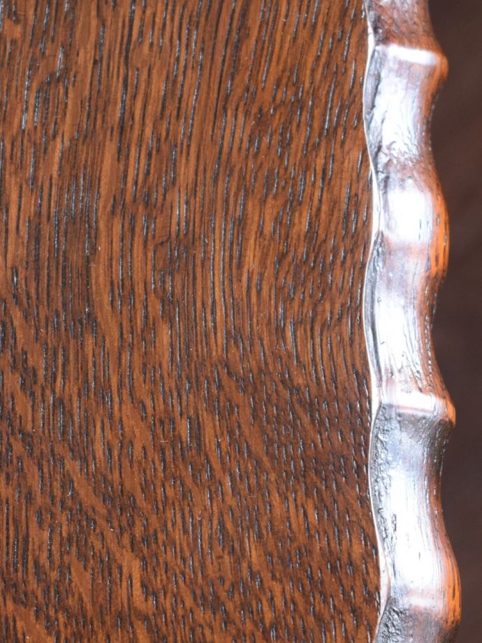 アンティークテーブルらしい木目