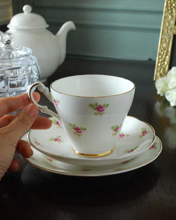 アンティーク 陶磁器の雑貨　アンティーク雑貨　ミニ薔薇が可愛い英国アンティークのアンティークカップ＆ソーサートリオ。お茶の時間をもっと優雅に･･･眺めているだけじゃもったいないので、実用的に使って下さい。(k-2951-z)