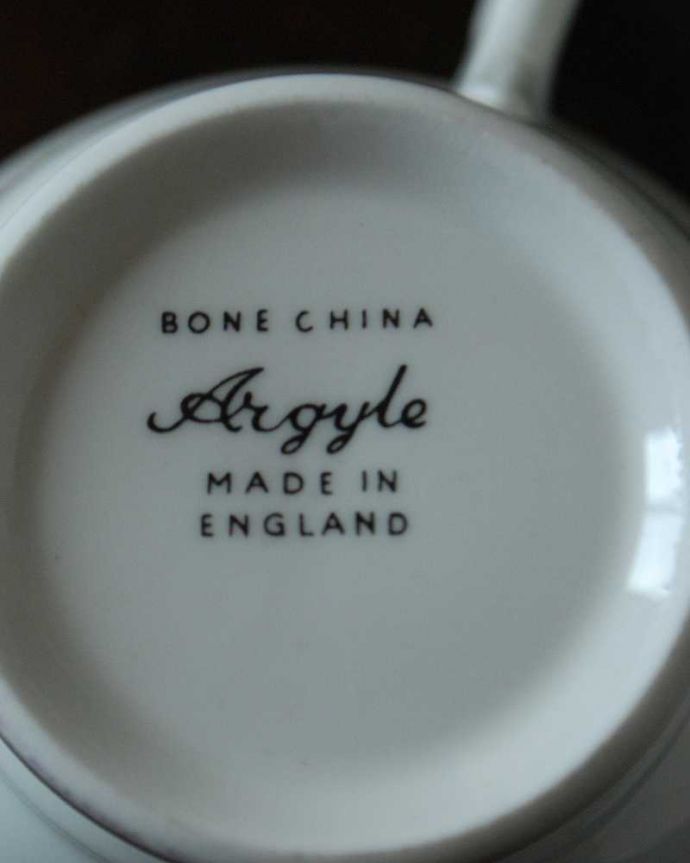 アンティーク 陶磁器の雑貨　アンティーク雑貨　ミニ薔薇が可愛い英国アンティークのアンティークカップ＆ソーサートリオ。裏側には品質の証製造メーカー保証の意味がこもった窯印、ポーセリンマークがあります。(k-2951-z)